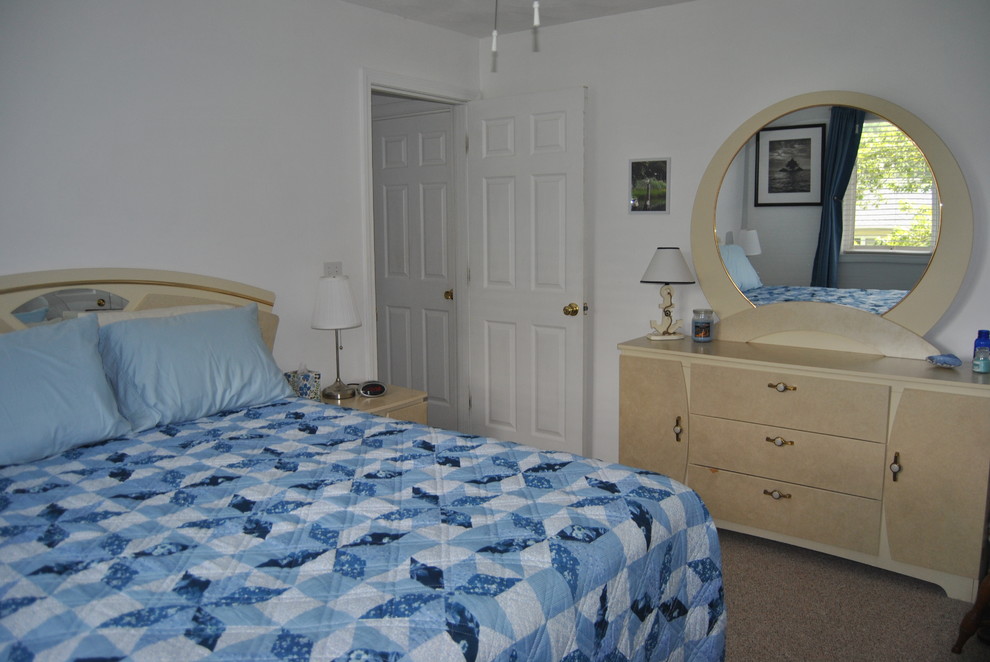 プロビデンスにある中くらいなビーチスタイルのおしゃれな客用寝室 (白い壁、カーペット敷き) のレイアウト