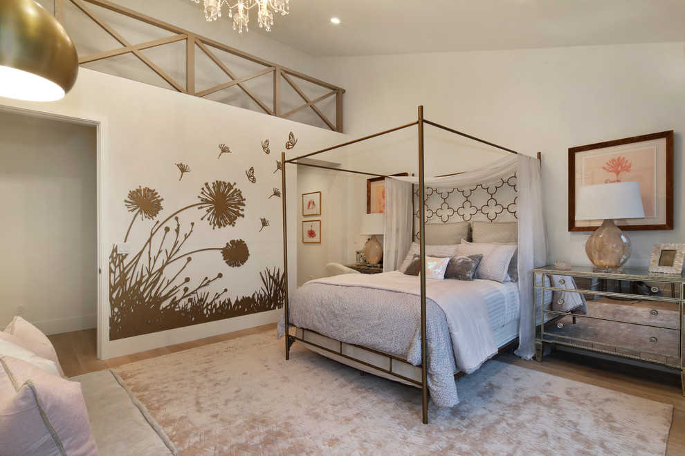 Modernes Schlafzimmer im Dachboden mit weißer Wandfarbe, braunem Holzboden und braunem Boden in Orange County