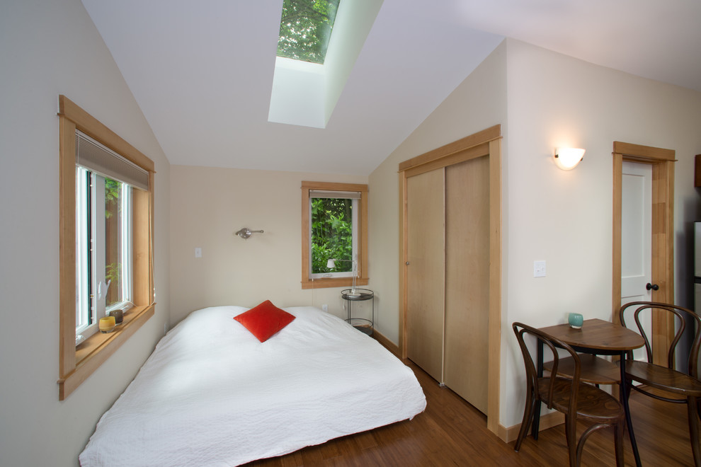 Пример оригинального дизайна: маленькая спальня в современном стиле для на участке и в саду