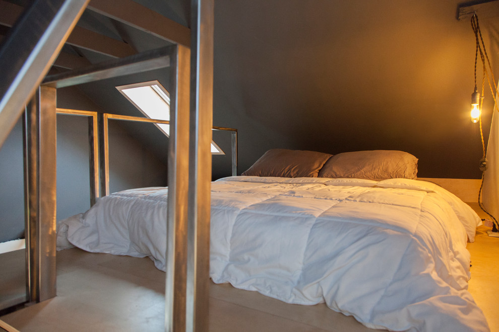 Ispirazione per una piccola camera da letto stile loft contemporanea con pareti grigie e pavimento in compensato