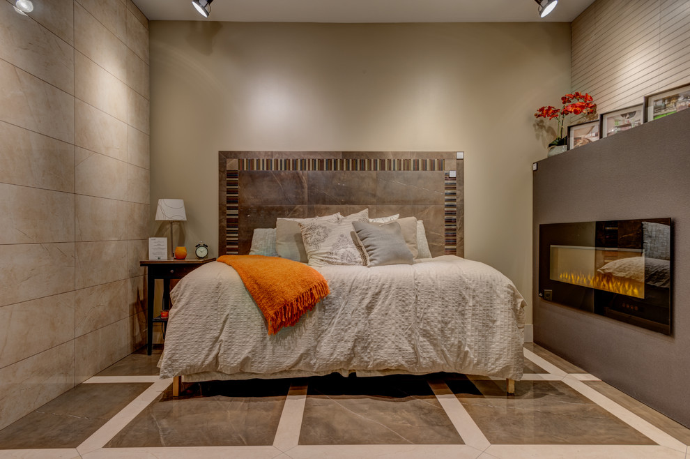 Идея дизайна: хозяйская спальня среднего размера в современном стиле с бежевыми стенами, фасадом камина из камня, мраморным полом, горизонтальным камином и коричневым полом