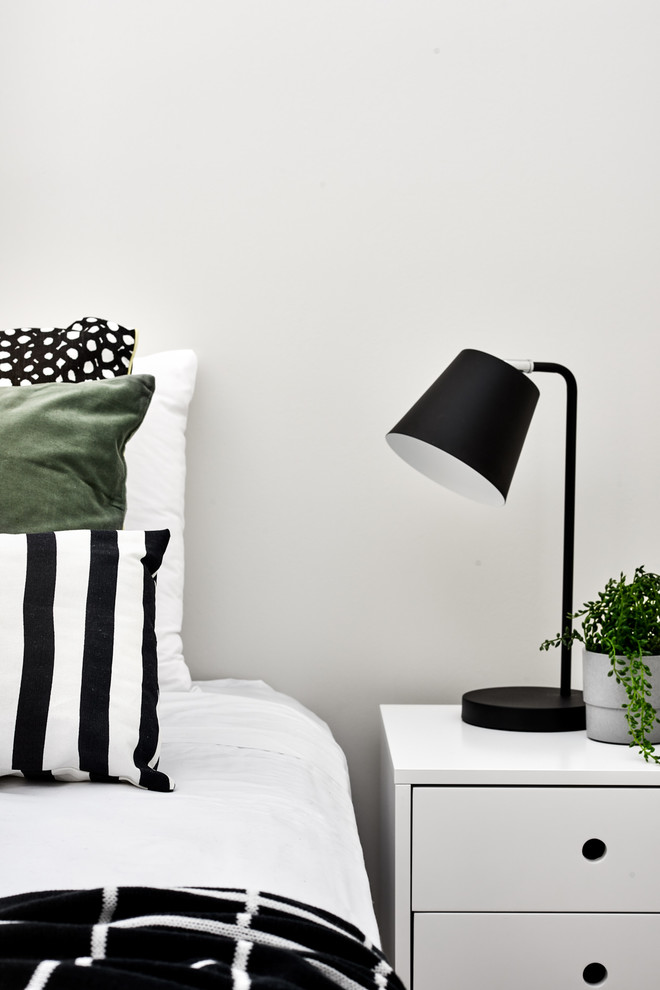 Idee per una piccola camera da letto stile loft contemporanea con pareti bianche e pavimento in vinile