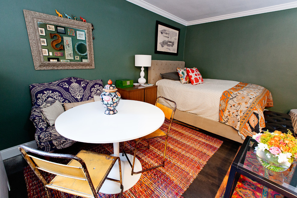 Immagine di una camera matrimoniale eclettica di medie dimensioni con pareti verdi, parquet scuro e pavimento marrone