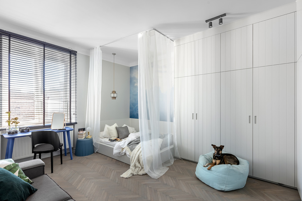 Modernes Schlafzimmer ohne Kamin mit weißer Wandfarbe und hellem Holzboden in Sonstige