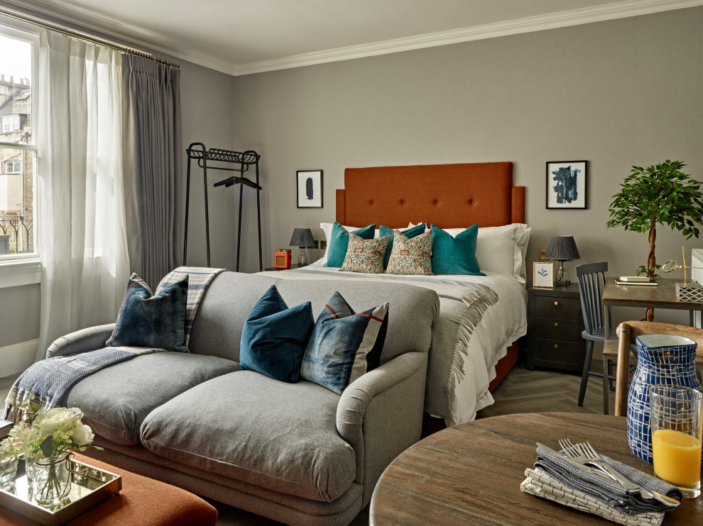 Свежая идея для дизайна: спальня в стиле неоклассика (современная классика) с серыми стенами и серым полом - отличное фото интерьера