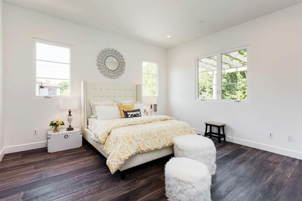 Стильный дизайн: спальня в стиле неоклассика (современная классика) с белыми стенами и темным паркетным полом - последний тренд
