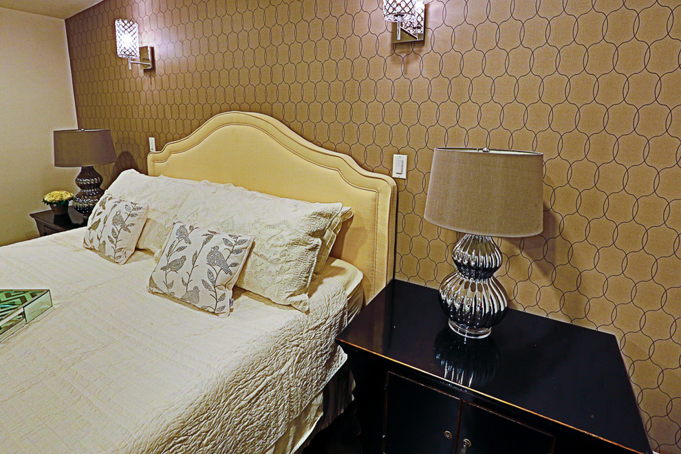Пример оригинального дизайна: маленькая хозяйская спальня в классическом стиле с белыми стенами, темным паркетным полом и коричневым полом без камина для на участке и в саду