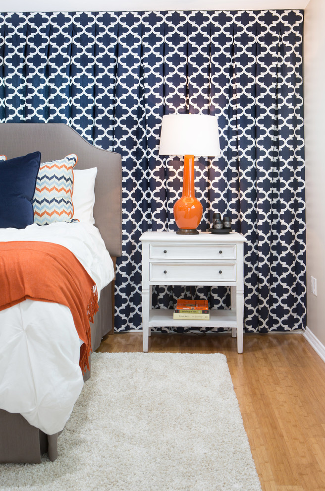Идея дизайна: хозяйская спальня среднего размера в современном стиле с синими стенами и полом из бамбука без камина