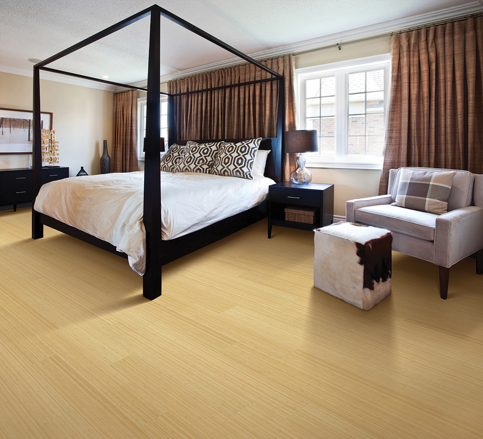 Großes Modernes Hauptschlafzimmer mit beiger Wandfarbe und hellem Holzboden in Seattle