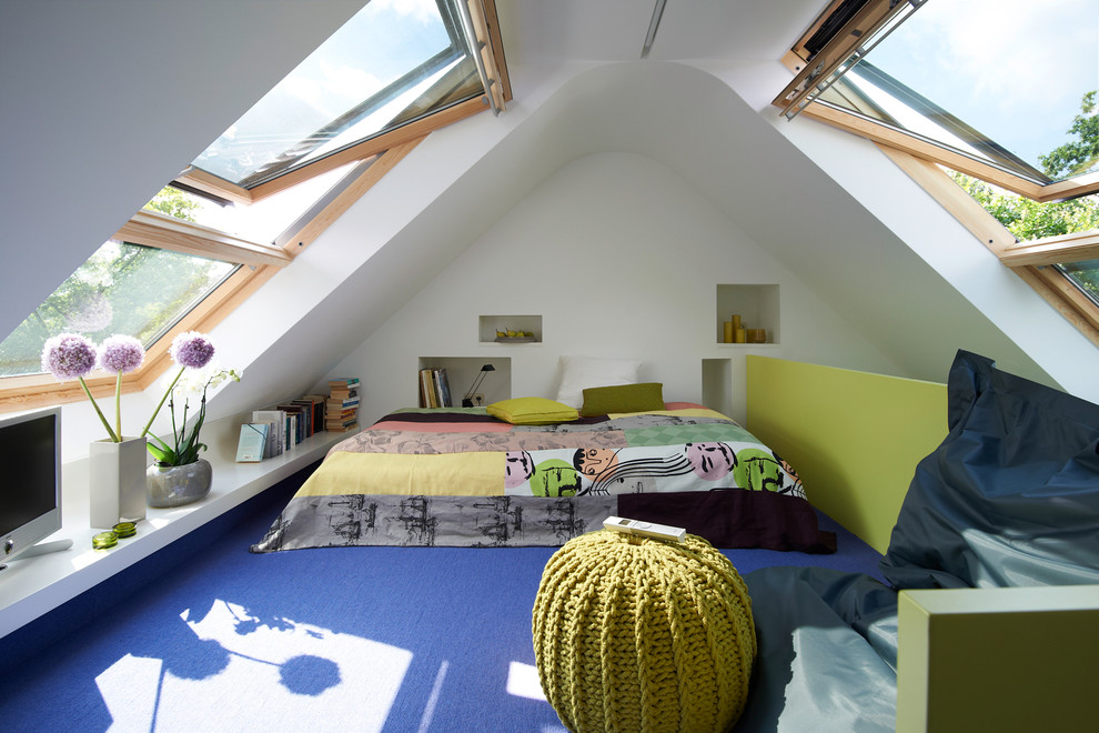На фото: хозяйская спальня среднего размера на мансарде в современном стиле с белыми стенами и ковровым покрытием без камина