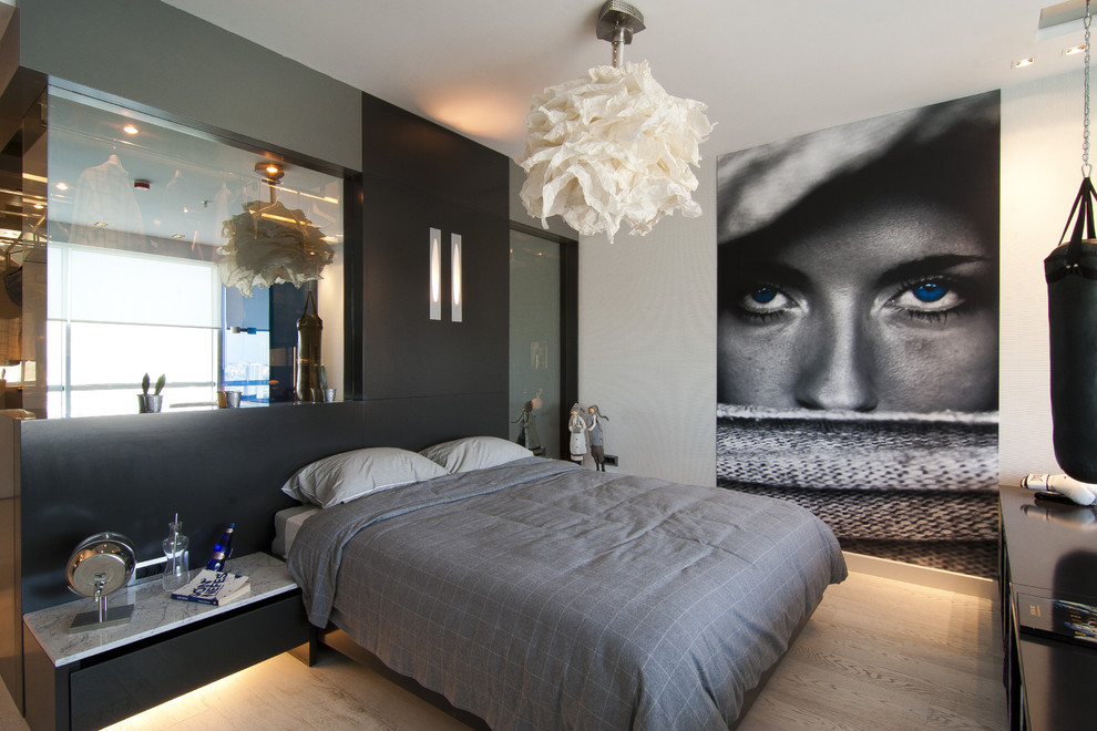 На фото: спальня в стиле модернизм с белыми стенами и светлым паркетным полом с