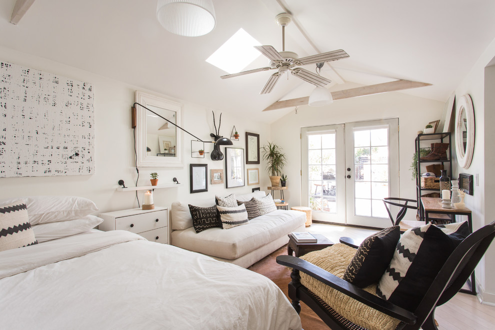 Immagine di una camera da letto chic con pareti bianche e pavimento beige