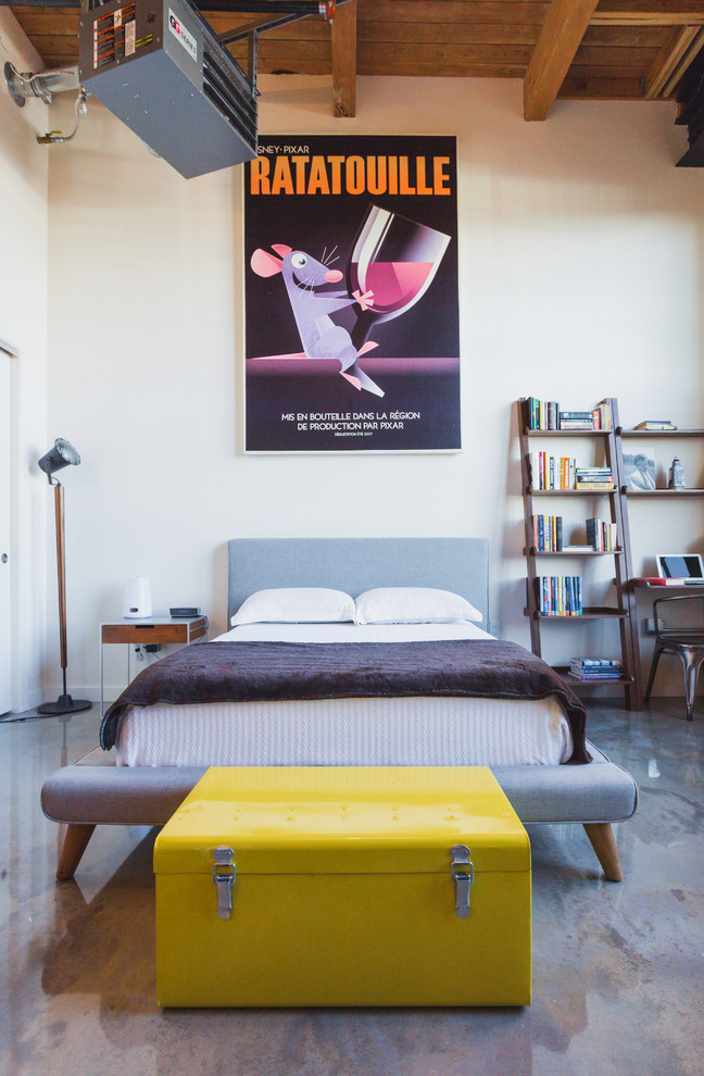 На фото: спальня на мансарде в стиле лофт с белыми стенами с