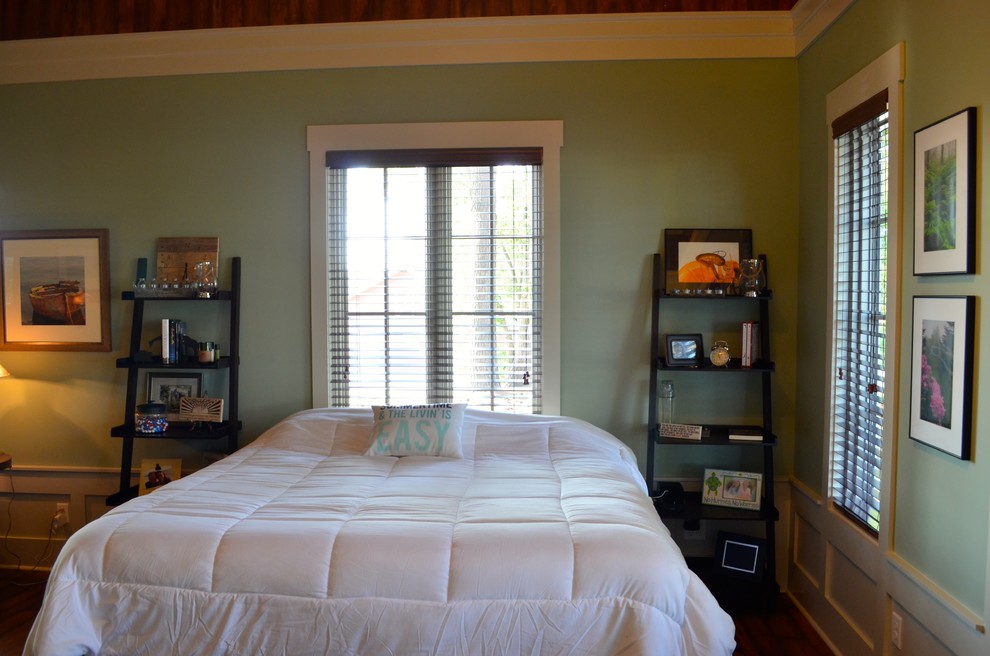 アトランタにある小さなラスティックスタイルのおしゃれな寝室 (緑の壁、無垢フローリング) のレイアウト