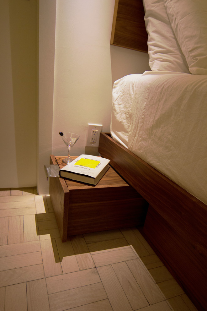 Ejemplo de dormitorio principal nórdico pequeño con paredes blancas, suelo de madera pintada y suelo blanco