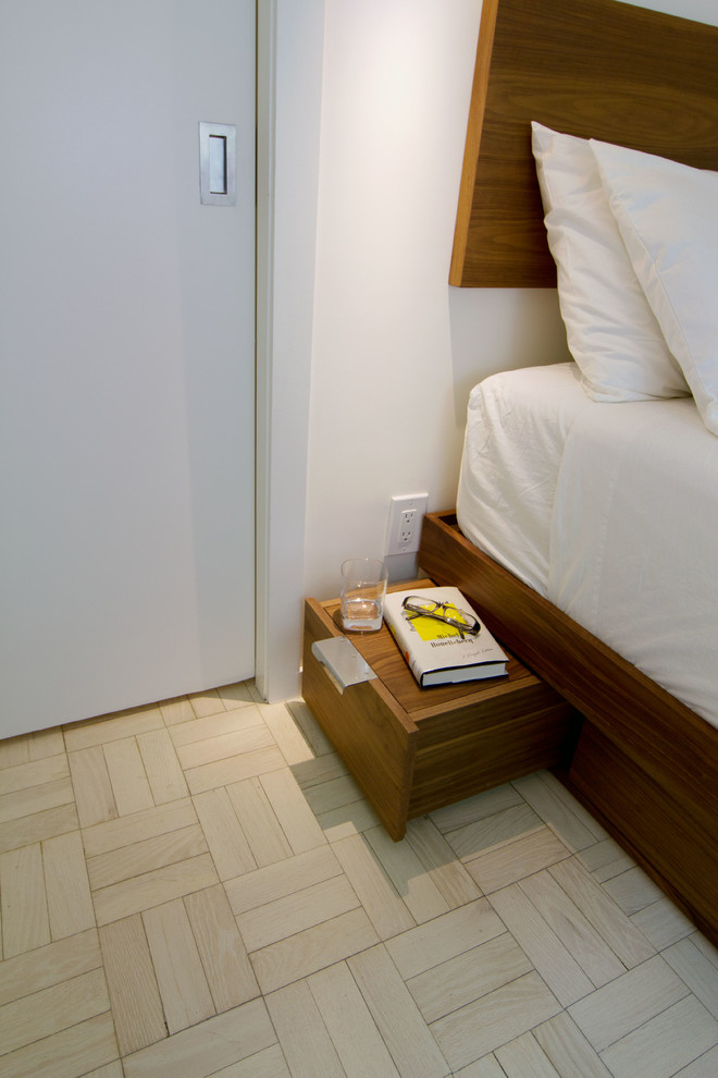 Diseño de dormitorio principal nórdico pequeño con paredes blancas, suelo de madera pintada y suelo blanco