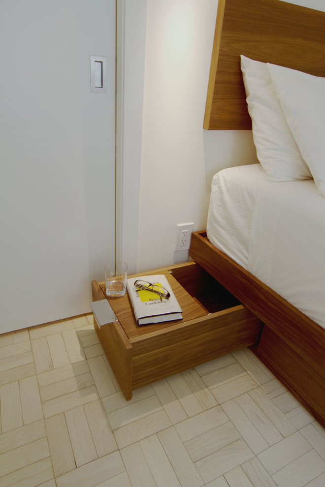 Modelo de dormitorio principal nórdico pequeño con paredes blancas, suelo de madera pintada y suelo blanco