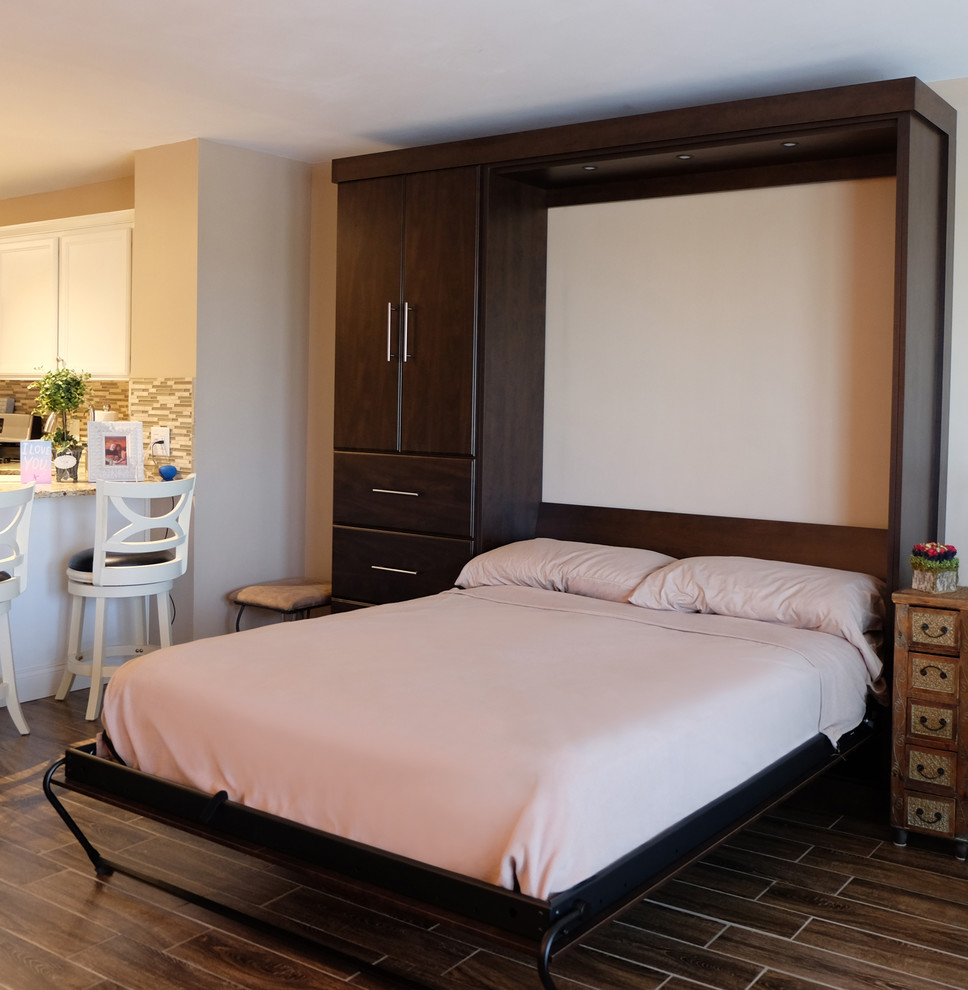 Источник вдохновения для домашнего уюта: спальня среднего размера на антресоли в стиле модернизм с бежевыми стенами, полом из керамогранита и коричневым полом