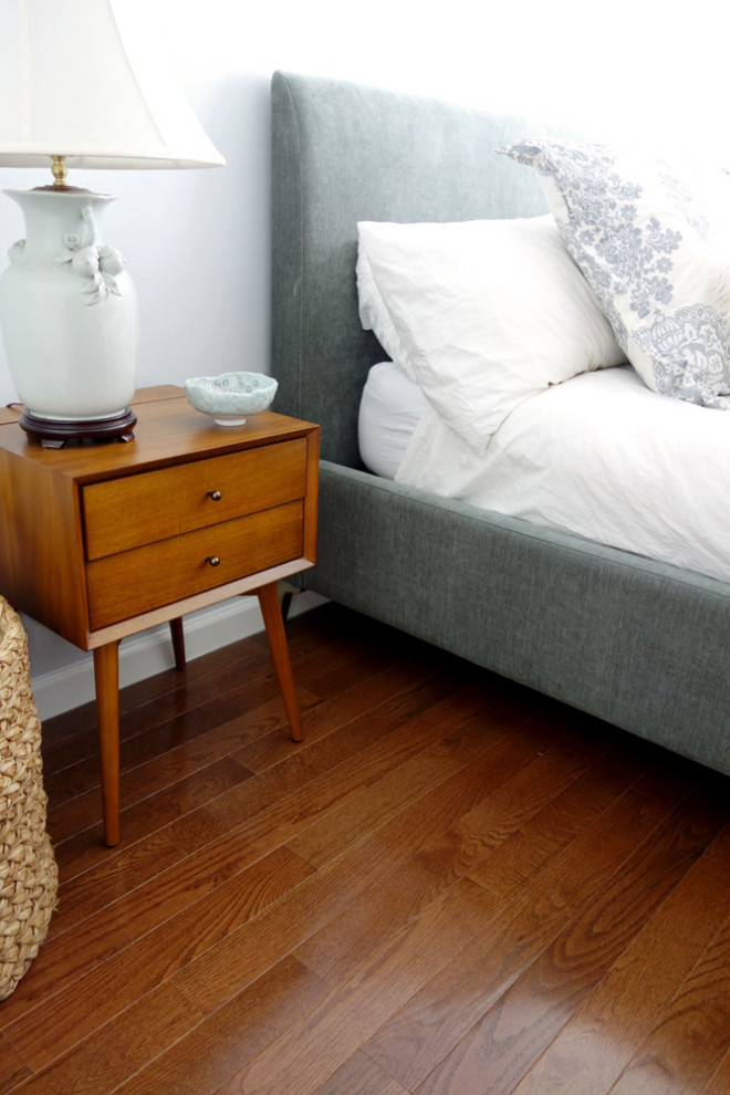 Источник вдохновения для домашнего уюта: хозяйская спальня среднего размера в стиле ретро с белыми стенами, паркетным полом среднего тона и коричневым полом