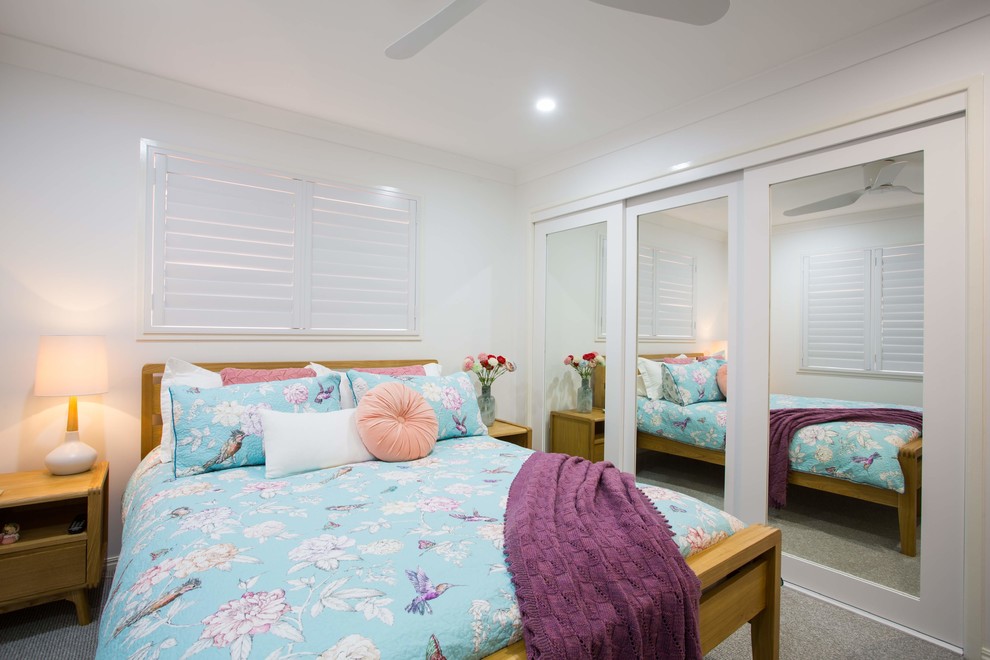 Свежая идея для дизайна: хозяйская спальня среднего размера в стиле модернизм с белыми стенами, ковровым покрытием и серым полом - отличное фото интерьера