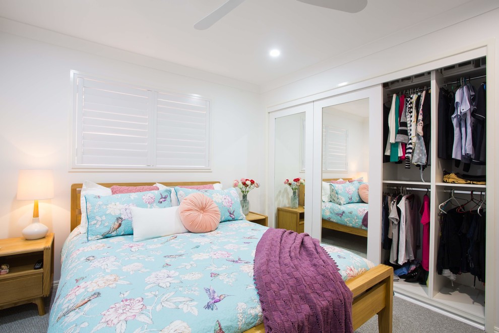 Источник вдохновения для домашнего уюта: хозяйская спальня среднего размера в стиле модернизм с белыми стенами, ковровым покрытием и серым полом