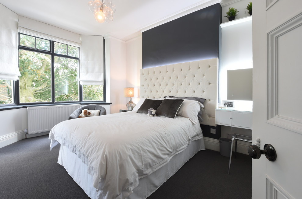 Cette photo montre une chambre avec moquette chic avec un mur blanc et un sol gris.