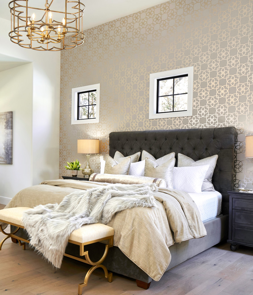 オースティンにある巨大なトラディショナルスタイルのおしゃれな主寝室 (白い壁、淡色無垢フローリング、照明) のレイアウト