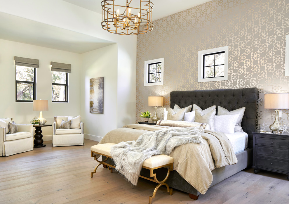 オースティンにある巨大なトラディショナルスタイルのおしゃれな主寝室 (白い壁、淡色無垢フローリング) のレイアウト