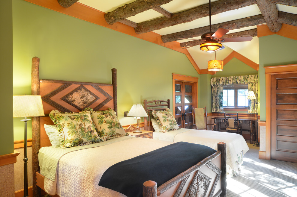 На фото: спальня в стиле рустика с зелеными стенами с