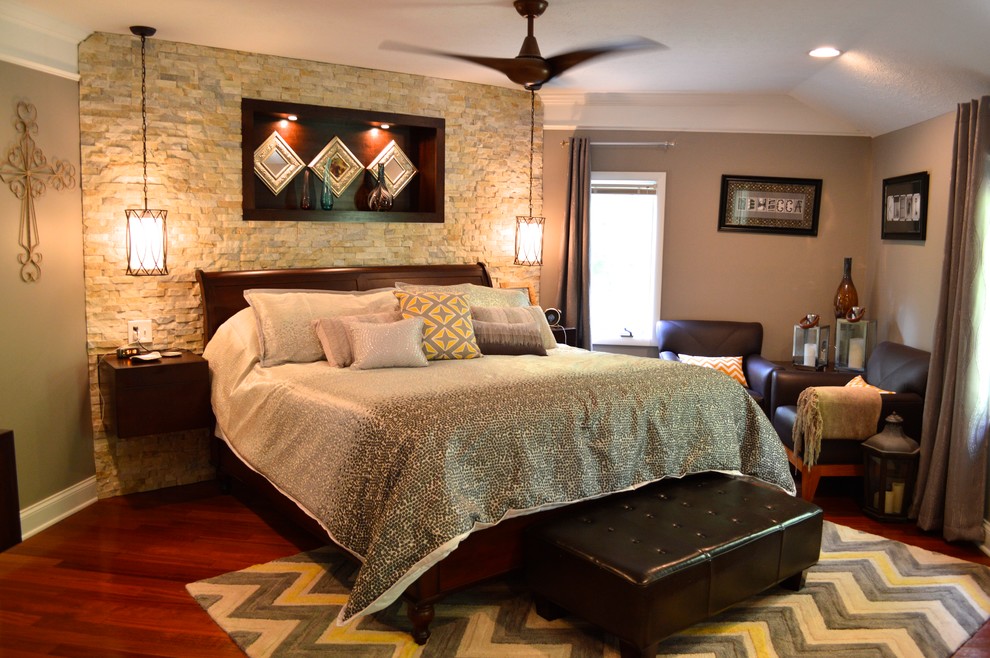 クリーブランドにある広いトランジショナルスタイルのおしゃれな主寝室 (茶色い壁、濃色無垢フローリング、暖炉なし、赤い床) のインテリア