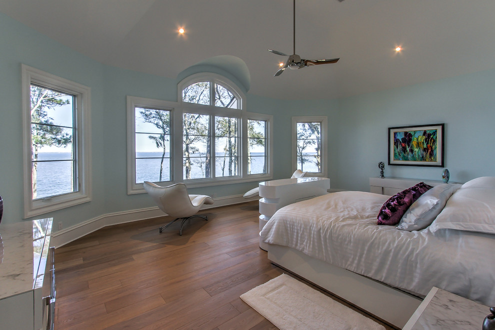 Foto de dormitorio principal clásico renovado de tamaño medio con paredes verdes, suelo de madera en tonos medios y marco de chimenea de baldosas y/o azulejos