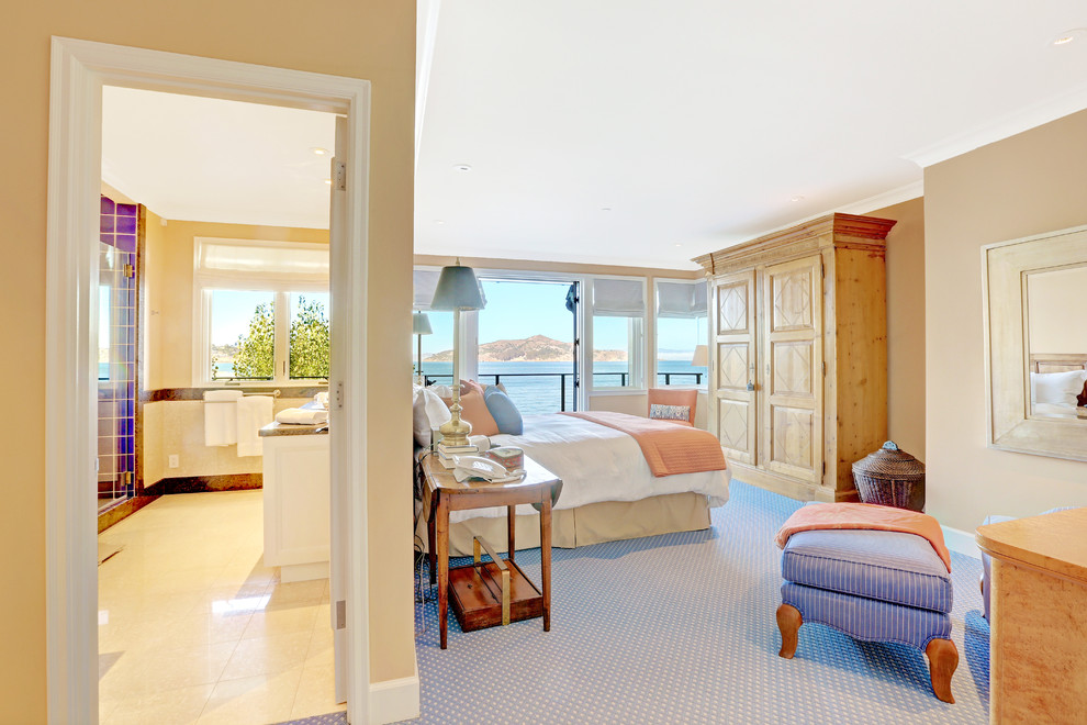 Стильный дизайн: большая хозяйская спальня в современном стиле с коричневыми стенами и ковровым покрытием - последний тренд