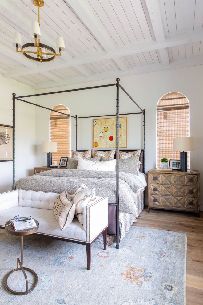 サクラメントにある広いトランジショナルスタイルのおしゃれな主寝室 (白い壁、淡色無垢フローリング、ベージュの床、板張り天井)