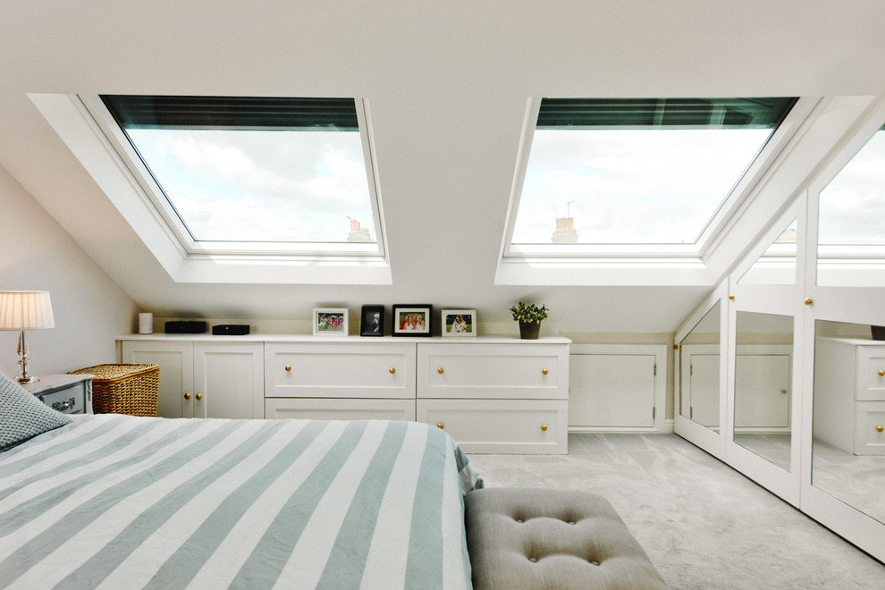 Пример оригинального дизайна: большая хозяйская спальня в стиле модернизм с ковровым покрытием и серым полом