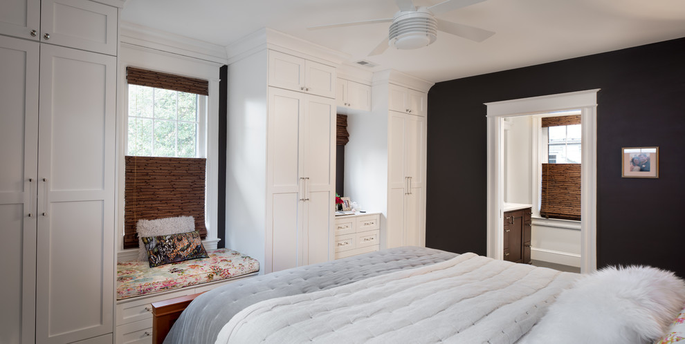 Aménagement d'une chambre parentale contemporaine avec un mur noir et parquet clair.