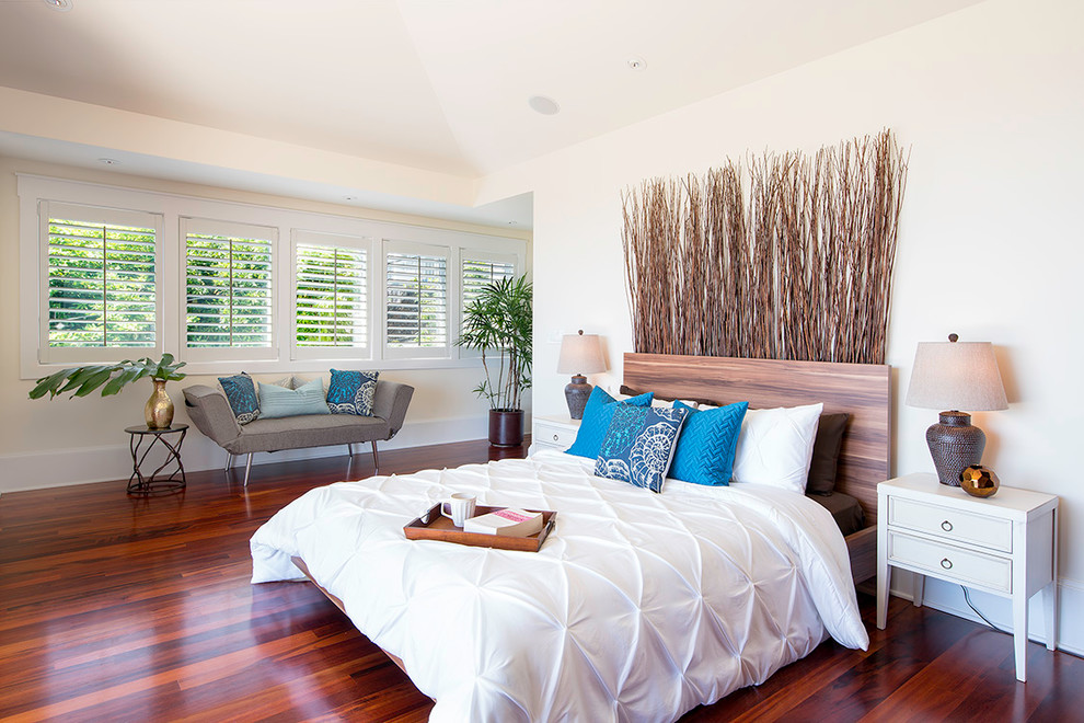 ハワイにあるビーチスタイルのおしゃれな寝室 (白い壁、無垢フローリング) のインテリア