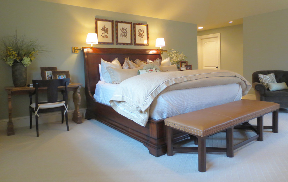 Источник вдохновения для домашнего уюта: хозяйская спальня в классическом стиле с ковровым покрытием