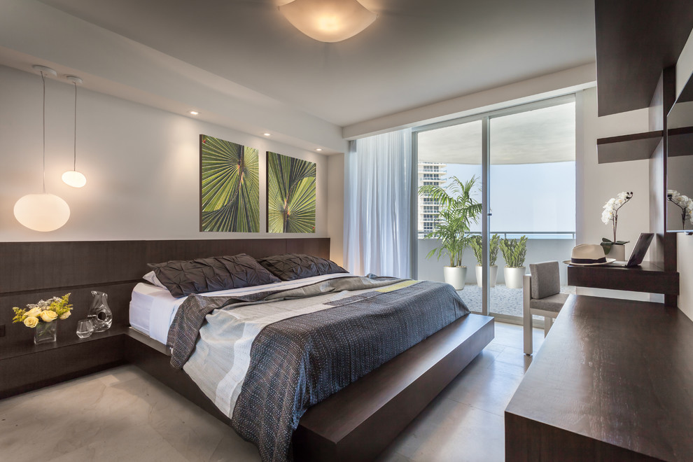 Diseño de dormitorio exótico con paredes blancas y suelo de cemento