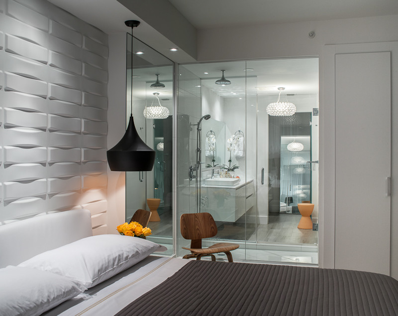 Mittelgroßes Modernes Hauptschlafzimmer ohne Kamin mit weißer Wandfarbe und Keramikboden in Miami