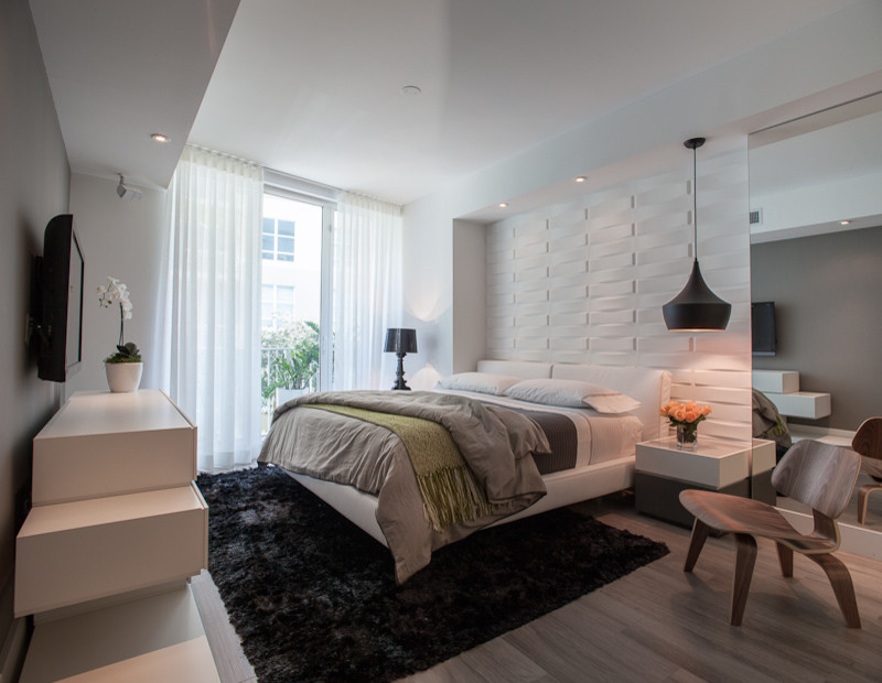 Diseño de dormitorio principal moderno de tamaño medio sin chimenea con paredes blancas y suelo de baldosas de cerámica