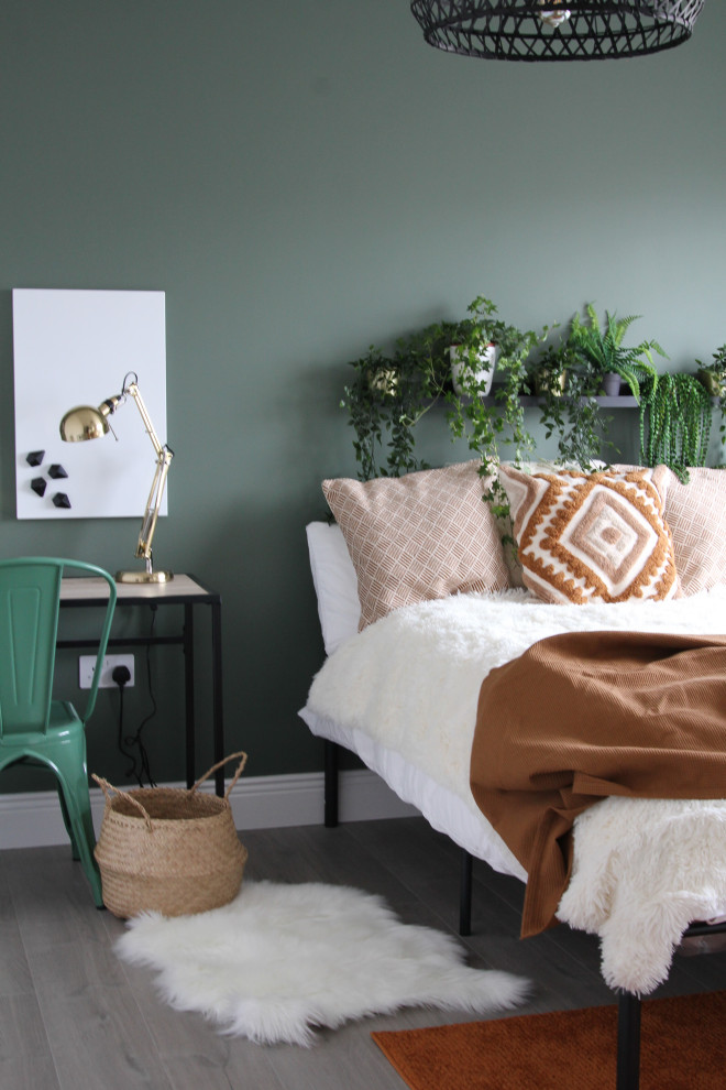 Идея дизайна: гостевая спальня среднего размера, (комната для гостей) в стиле модернизм с зелеными стенами, полом из ламината и коричневым полом без камина