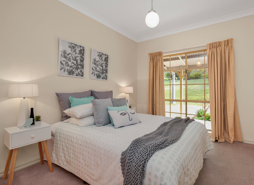 Idee per una camera da letto tradizionale con pareti beige, moquette e pavimento rosa