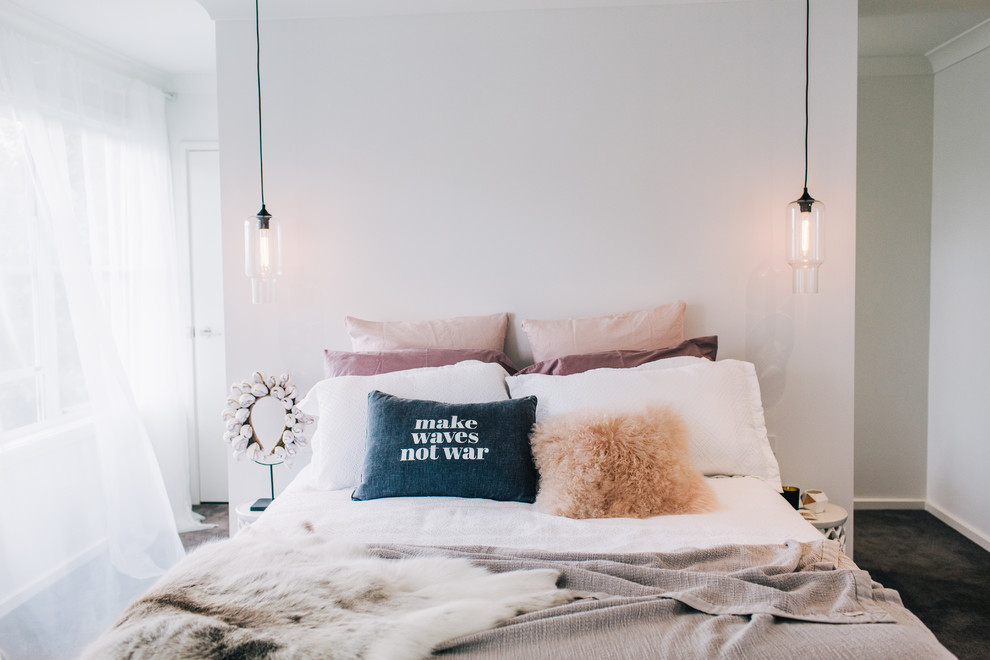 Imagen de dormitorio nórdico de tamaño medio con moqueta y paredes blancas