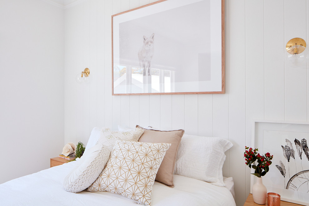 Mittelgroßes Modernes Schlafzimmer ohne Kamin mit weißer Wandfarbe, Teppichboden und weißem Boden in Sydney