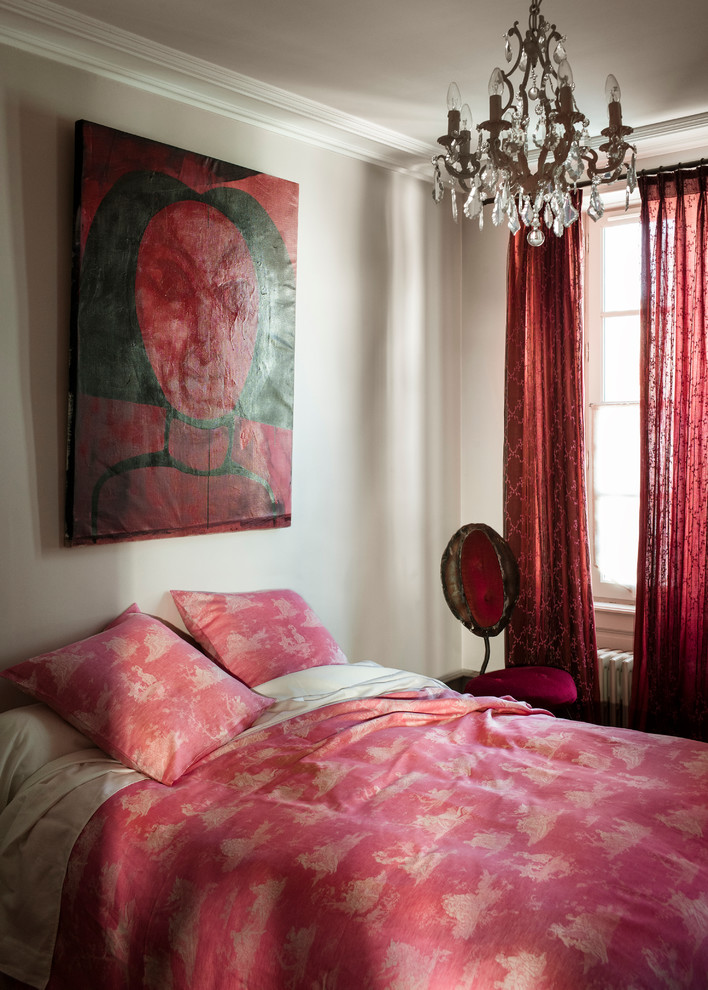 Imagen de habitación de invitados bohemia pequeña con paredes grises