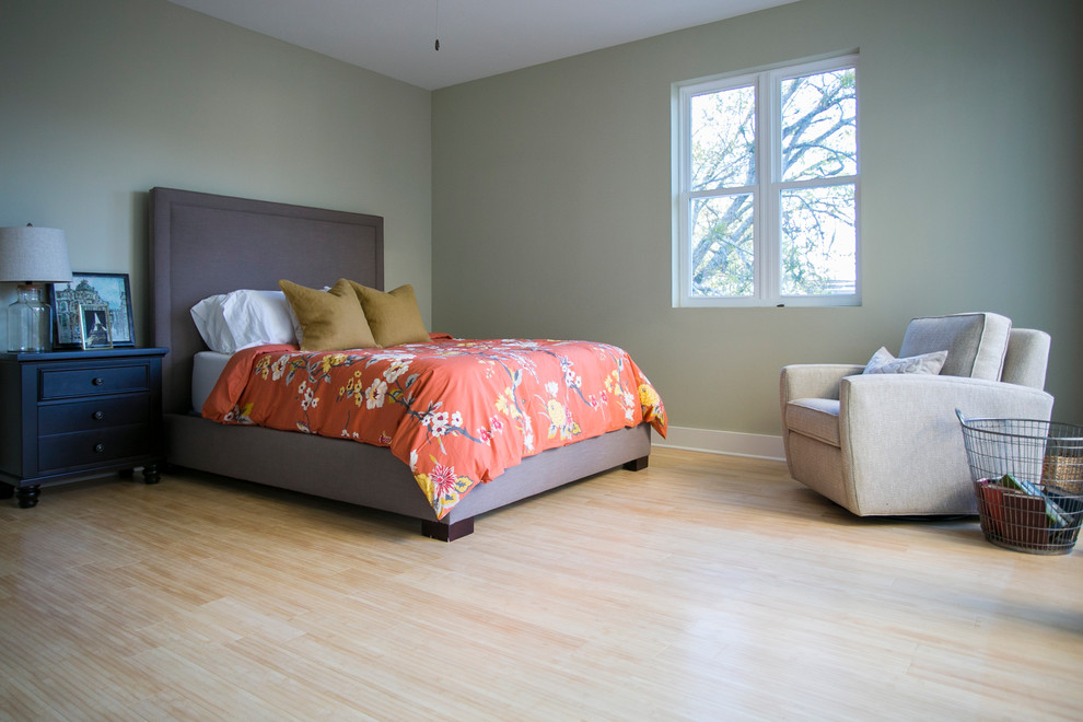Modelo de dormitorio principal ecléctico de tamaño medio sin chimenea con paredes beige y suelo de madera clara