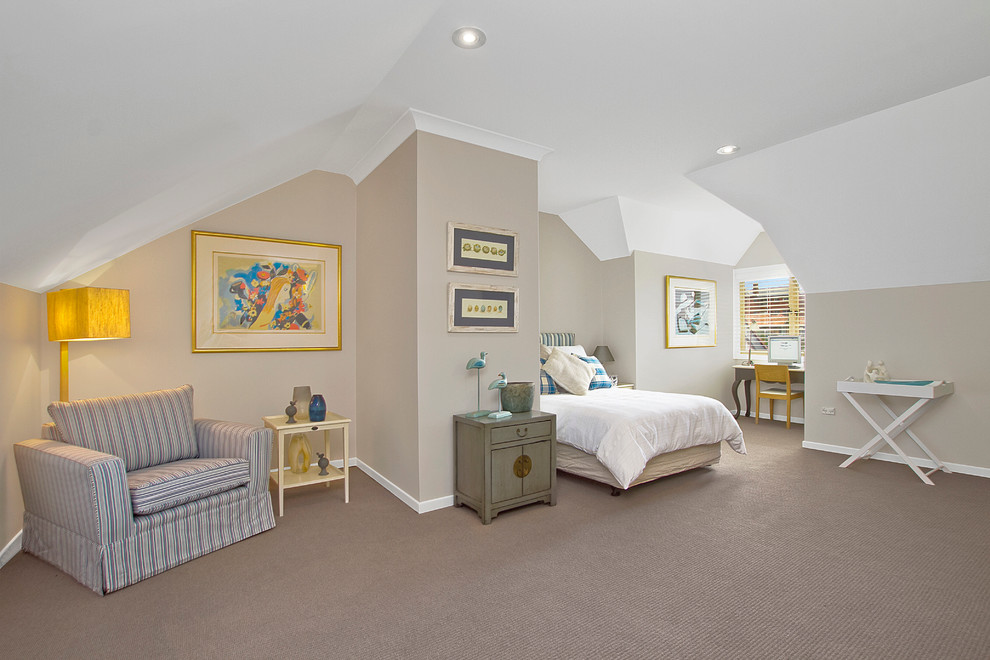 Foto de dormitorio costero de tamaño medio con paredes beige, moqueta y suelo beige