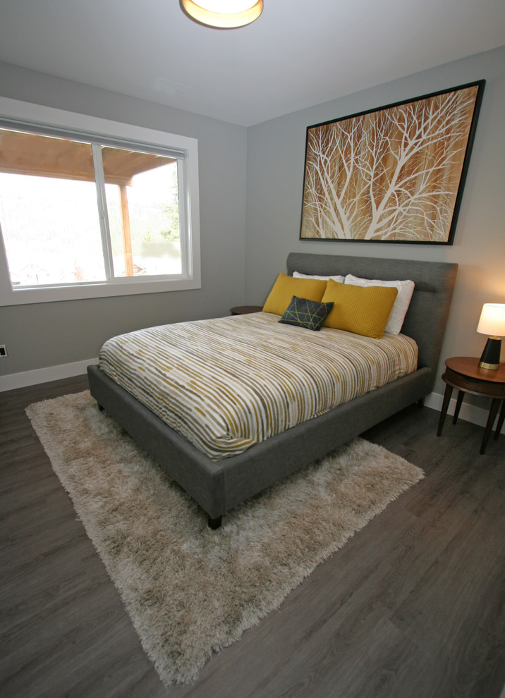 Mittelgroßes Modernes Gästezimmer mit grauer Wandfarbe, Vinylboden und grauem Boden in Seattle