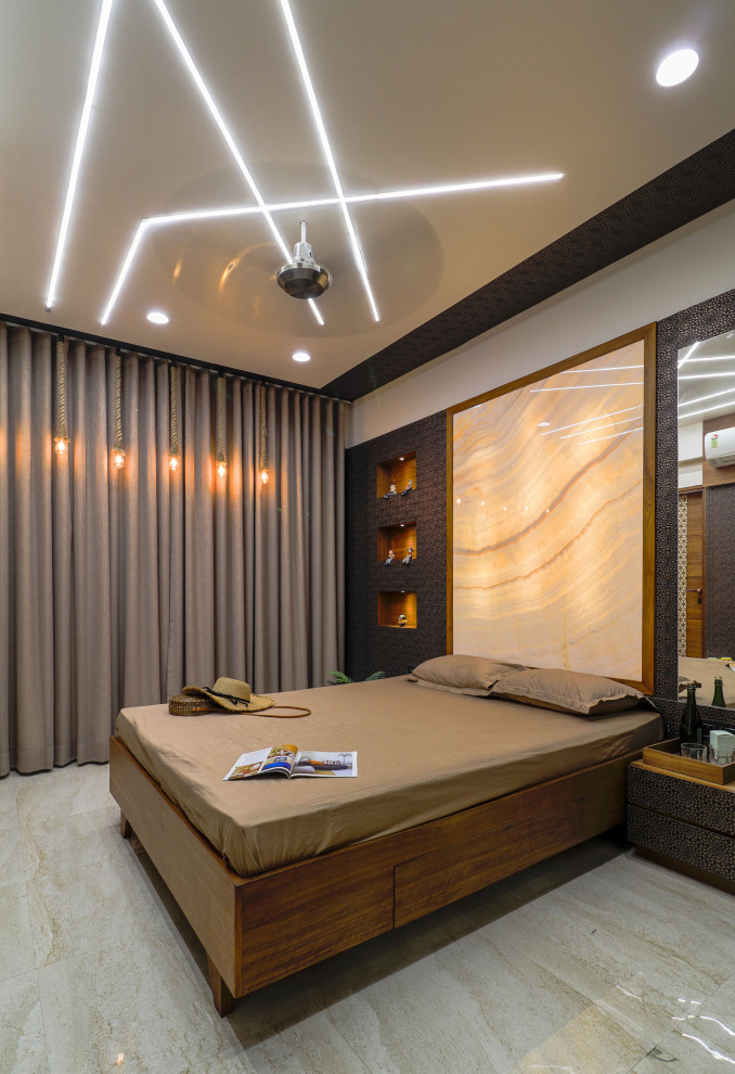 アフマダーバードにある中くらいなコンテンポラリースタイルのおしゃれな主寝室 (グレーの壁、グレーの床)