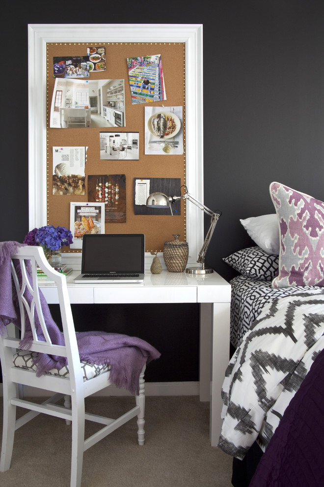 Immagine di una camera da letto eclettica con pareti nere e moquette